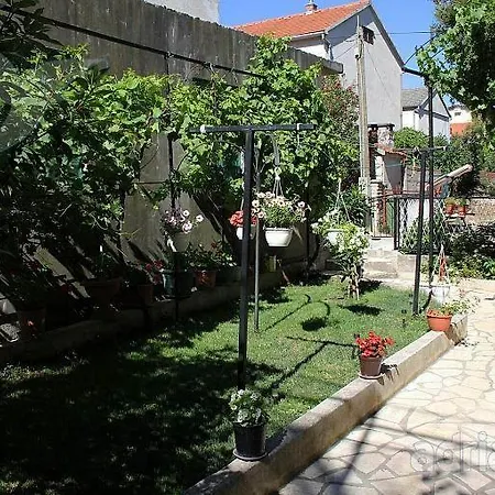Bepino Terasa&parking Pirovac