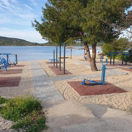 Bepino Terasa&parking Pirovac